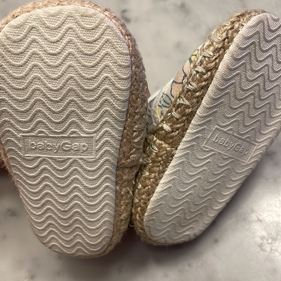 Baby gap flower slip on shoes - Picture 2 of 3